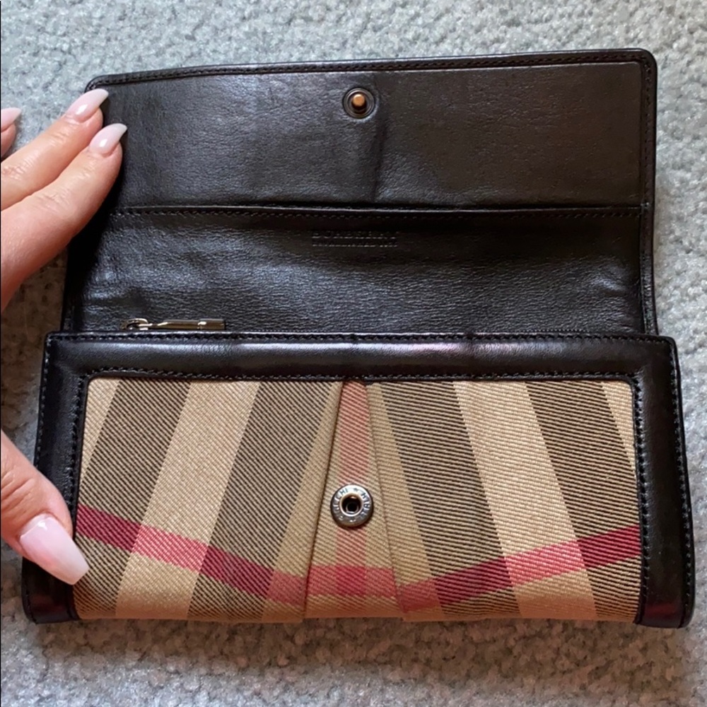 100% authentic Burberry long studded wallet - Picture 2 of 6